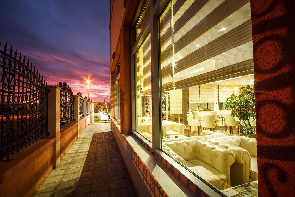 Hotel Oasis Podgorica Exterior photo